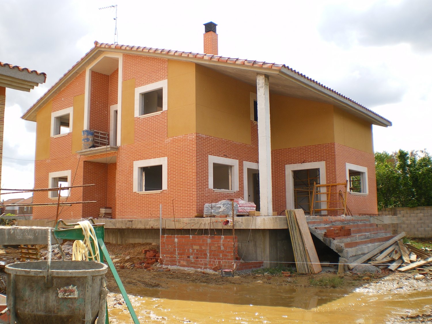 En construcción. Vivienda con salón a doble altura.