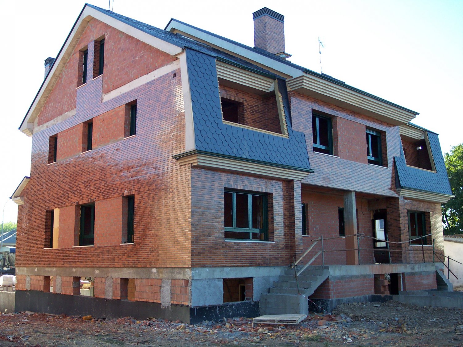 En construcción. Vista de la vivienda de esquina.