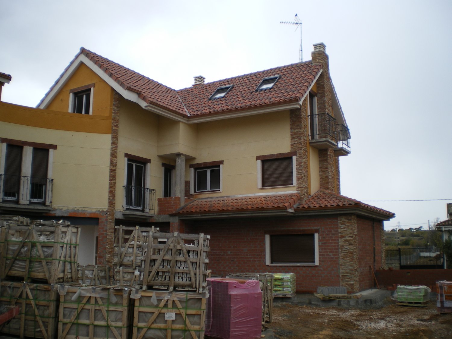 En construcción. Vista de la vivienda de esquina.